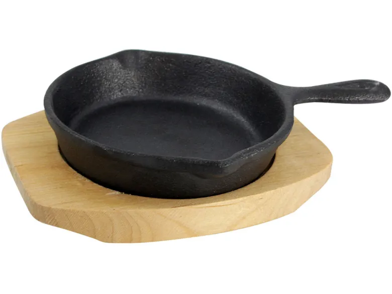 Cast Iron gietijzeren pannetje op plank