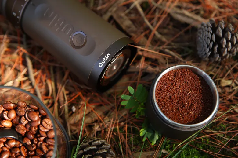 OutIn Fino draagbare elektrische koffiemolen - Tundra Brown