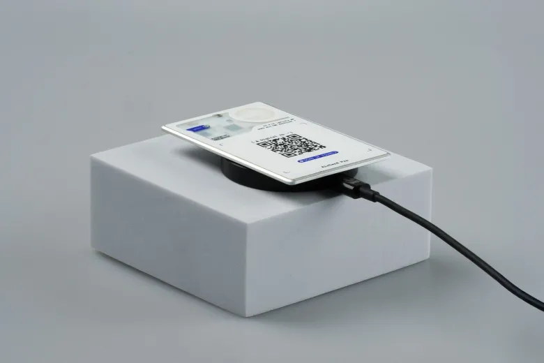 Rolling Square AirCard Pro Tracker met Google Find My - White