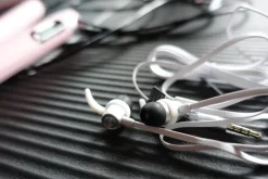 Schwaiger KH470W 512 witte in-ear hoofdtelefoon met slimkabel