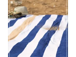The One Towelling Stripe Handdoek - Navy Blue/Gold