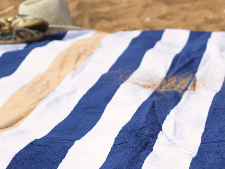 The One Towelling Stripe Handdoek - Navy Blue/Gold