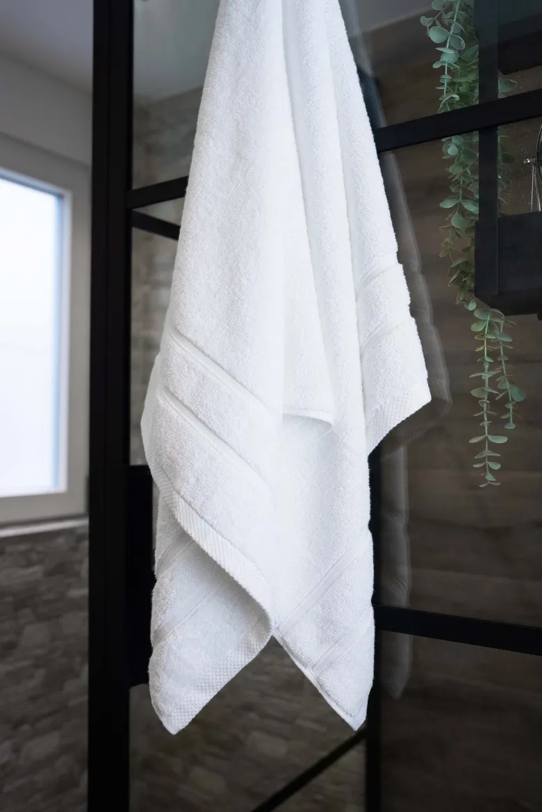 The One Towelling Ultra Deluxe Gastendoek - White