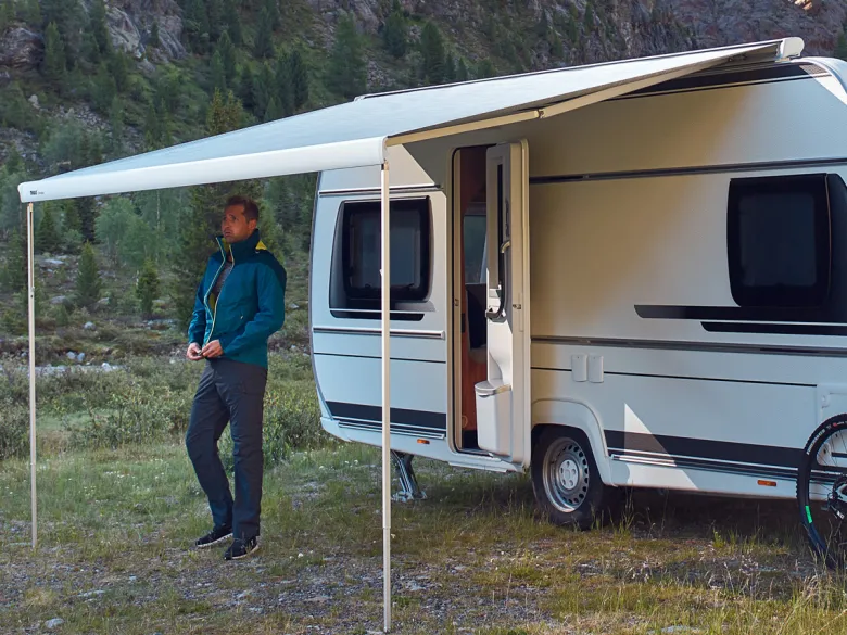 Thule Omnistor 6300 wit 400 Mystic Grey cassetteluifel